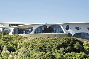 Fantasía futurista. Una casa de líneas modernas emerge de las dunas en Sudáfrica