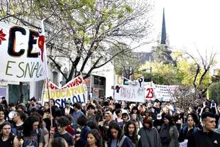 Con fuerte respaldo de los estudiantes, los sindicatos docentes y agrupaciones políticas marcharon a la sede de la Ciudad