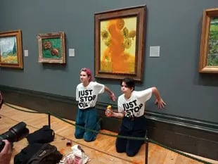 Dos manifestantes de Just Stop Oil arrojaron sopa enlatada a “Los girasoles” de Vincent Van Gogh en la National Gallery de Londres el 14 de octubre 