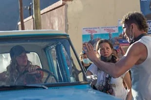 El director Alejandro Montiel le da indicaciones a Lopilato, durante el rodaje de Pipa