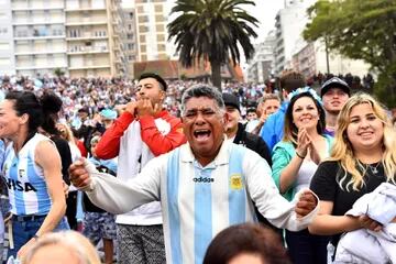 Los hinchas argentinos festejan en Mar del Plata el triunfo de la Selección frente a México
