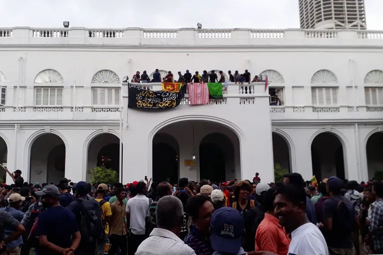 Nel bel mezzo della crisi, una folla di manifestanti ha preso d’assalto la residenza del presidente in Sri Lanka e il primo ministro dice che si dimetterà.