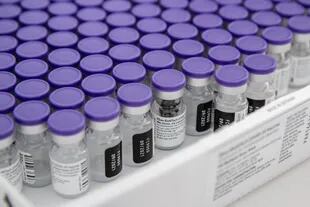 Las vacunas de Pfizer y AstraZeneca son igual de efectivas para evitar la hospitalización por coronavirus en pacientes con la variante Delta como con la Alfa si la persona cuenta con el esquema de vacunación completo 