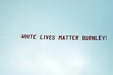 "White Lives Matter": la pancarta que generó indignación en el fútbol inglés