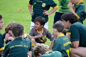 El chico de 10 años que encontró en el rugby una familia y fue adoptado