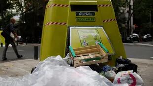 Contenedores de basura desbordados en las Cañitas, Arce y Chenaut