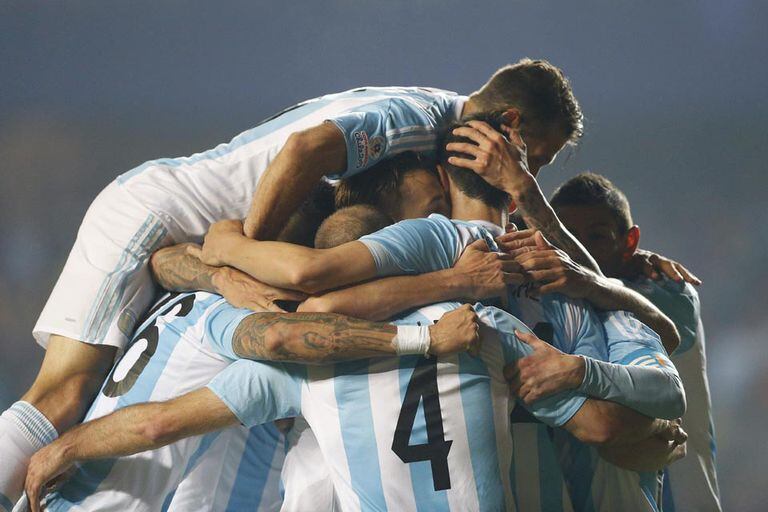 A la final, con fútbol y goles: la selección venció 6-1 a Paraguay y define la C