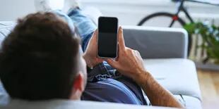 Los especialistas recomiendan no usar el celular cuando uno está acostado por la mala postura que genera
