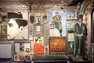 En un lugar que resguarda la cultura argentina, la figura de Carlos Gardel se convierte en una metáfora ineludible