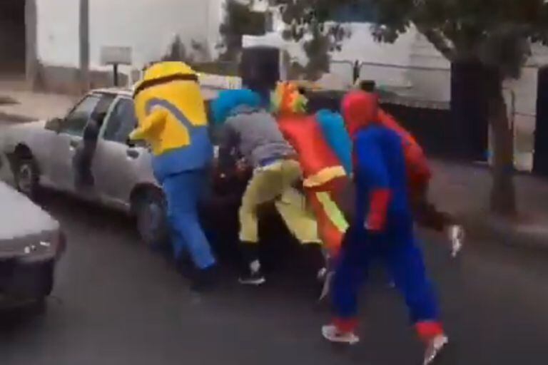 Solidarios: 4 payasos, un Minion y el Hombre Araña ayudaron a arrancar un auto