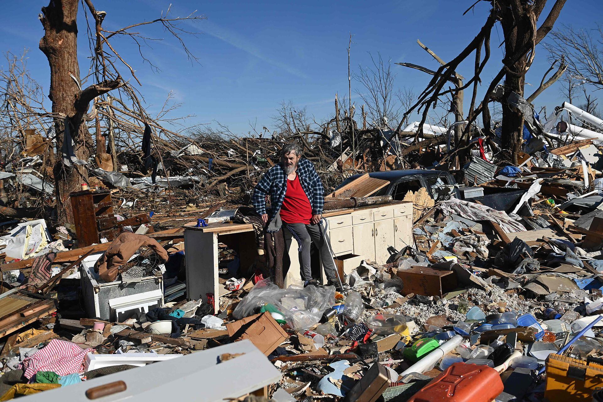 Bogdan Gaicki junto a los escombros causados ​​por tornados el 12 de diciembre de 2021 en Mayfield, Kentucky
