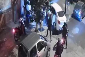 Ocho motochorros amenazaron a un padre y a su hijo para robarles el auto en La Matanza