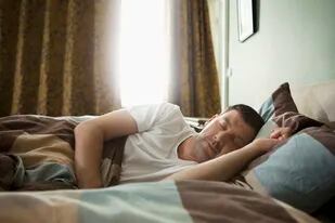 Sueño segmentado, el antiguo método para dormir que volvió con la pandemia