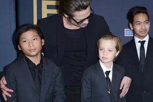 Brad Pitt junto a Maddox, Pax y Shiloh, en la premier de Unbroken