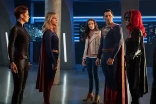La reunión de personajes de todas las series del Arrowverse, siempre en expansión (aquí las hermanas Danvers de Supergirl; la Batwoman de Ruby Rose y el Superman de Tyler Hoechlin)