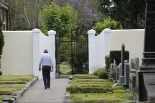 El director del Cementerio Británico, Andrew Gibson, frente al portón que comunica con el cementerio alemán