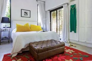En la suite, antigua alfombra norteña (El Chaniar) y almohadones amarillos de lino y terciopelo (Capricho #5). "Su color vibrante te llena de energía, y su tamaño y textura te dan ganas de hundirte en la cama y relajar”.