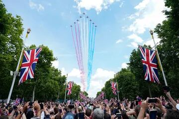 El equipo acrobático de la Royal Air Force, las flechas rojas, vuelan sobre Mall Road en Londres, el primer día de las celebraciones del Jubileo de Platino de la Reina Isabel II, el 2 de junio de 2022