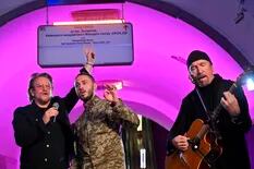 Bono y The Edge dieron un show sorpresa en el subte de Kiev con un soldado ucraniano