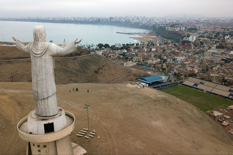 El Cristo del Pacífico fue inaugurado el 29 de junio de 2011 sobre una colina de Chorrillos, en la costa del sur de Lima, por el entonces presidente Alan García y financiado por la constructora brasileña Odebrecht, ambos protagonistas de un escándalo de corrupción que salpica también a otros tres ex