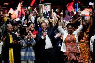 El exrebelde Gustavo Petro y su compaÃ±era de fÃ³rmula, Francia MÃ¡rquez, celebran ante simpatizantes tras ganar las elecciones presidenciales el domingo 19 de junio de 2022, en BogotÃ¡, Colombia. (AP Foto/Fernando Vergara)
