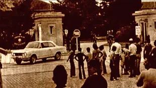La entrada del Frente de la Guarnición Militar de Azul luego del ataque del 19 de enero de 1974