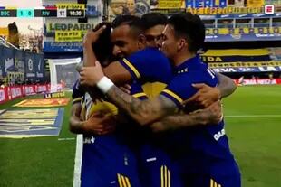 Tevez anotó el primer tanto del partido para Boca