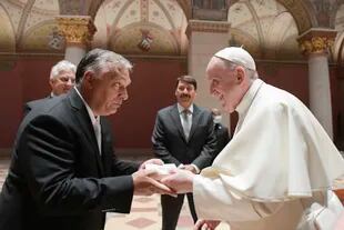 El primer ministro húngaro, Viktor Orban, y el papa Francisco intercambian regalos