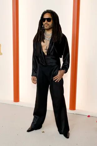 Lenny Kravitz eligió un particular look en color negro. El cantante mantuvo su estilo sin perder la elegancia