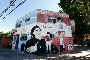 Mural de Diego Maradona en la esquina de San Blas y Boyaca, en La Paternal