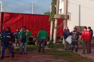 30 camiones y 90 militantes del sindicato de Camioneros bloquearon el ingreso a la fábrica de Morante Construcciones, ubicada en Resistencia, Chaco