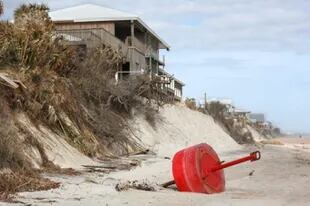 Una boya arrastrada por el huracán Irma hasta la costa erosionada de Villano Beach