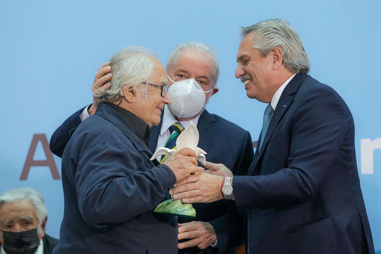 Pérez Esquivel recibe el Premio Azucena Villaflor
