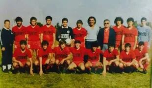 Deportivo Cambaceres, en la C, fue su primer equipo de fútbol como profe. A su izquierda, el DT Miguel Ignomiriello