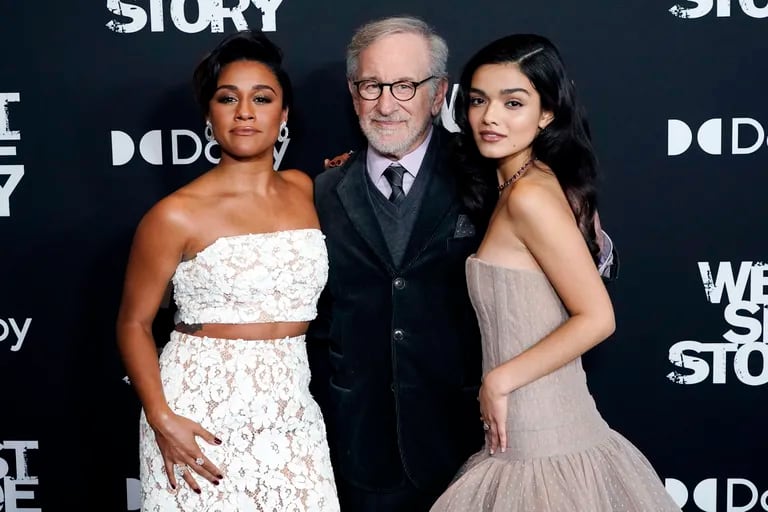 Ariana DeBose a la izquierda, junto a Steven Spielberg y Rachel Zegler.