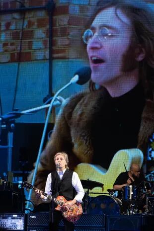 Paul McCartney cantando en sincro con John Lennon en el festival de Glastonbury