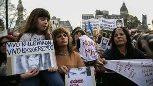 Miles de personas se concentran en Plaza de Mayo por la aparición con vida de Santiago Maldonado