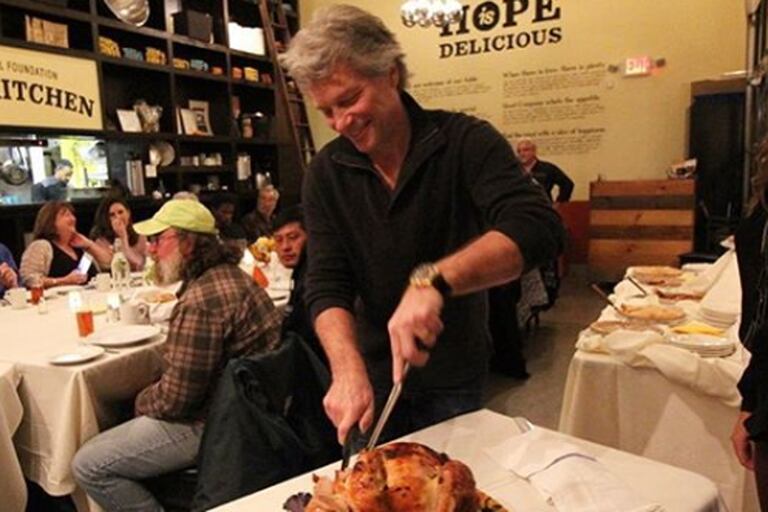 Pagan lo que pueden: Bon Jovi abrió un restaurante solidario para estudiantes