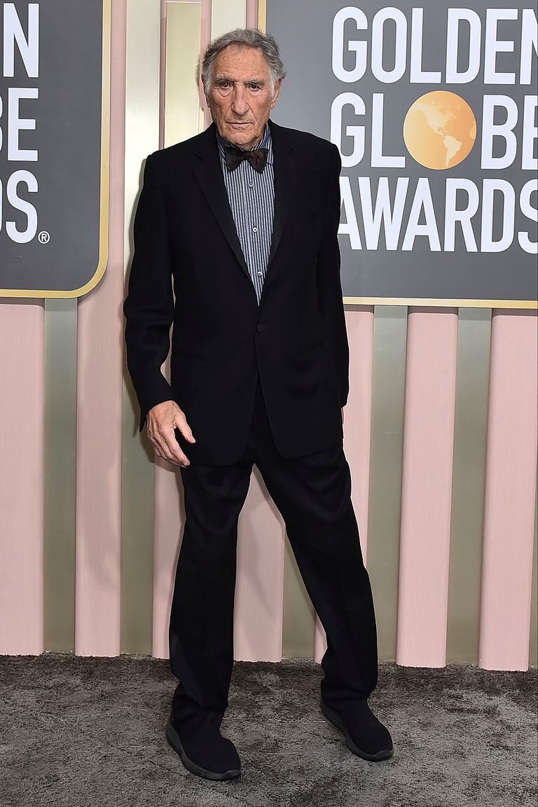 Judd Hirsch con un traje negro y camisa gris