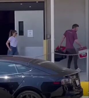 Ben Affleck y Jennifer Lopez salen juntos de una tienda mientras él carga el equipaje (Crédito: Captura de video/TikTok)
