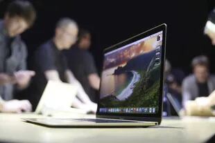 La transferencia de datos, video y recarga de energía de la MacBook de Apple quedan concentrados en el flamante puerto USB-C