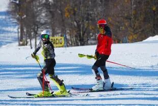 La posibilidad de realizar un entrenamiento intensivo para los jóvenes esquiadores, una experiencia para sus carreras