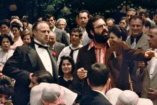 Francis Ford Coppola dirigiendo la célebre escena del casamiento en El padrino, junto a Marlon Brando