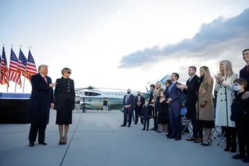 El presidente de Estados Unidos, Donald Trump, junto a su familia en la base conjunta Andrews, Maryland