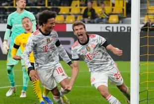Thomas Müller celebra el segundo gol de Bayern, y lo sigue Leroy Sané.