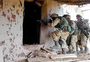 Imagen de archivo en la que soldados de la 10a. División de Montaña ingresan en una vivienda de miembros de Al-Qaeda, en Afganistán