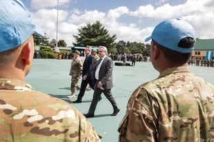 El presidente Alberto Fernández encabezó hoy, en Campo de Mayo, el acto para despedir a un contingente que parte a las misiones de paz de Naciones Unidas en Chipre