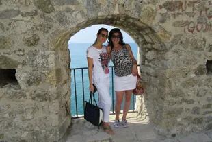 Celia junto a su amiga en Montenegro.