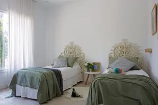 Respaldos traídos de Asia. Ropa de cama en tonos de verde y gris y almohadones (Casa Bulla).
