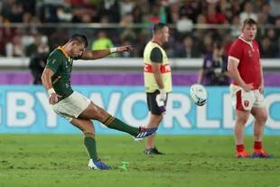 Handre Pollard convierte el penal que le dio el pase a la final del Mundial de rugby a Sudáfrica que superó a Gales por 19-16